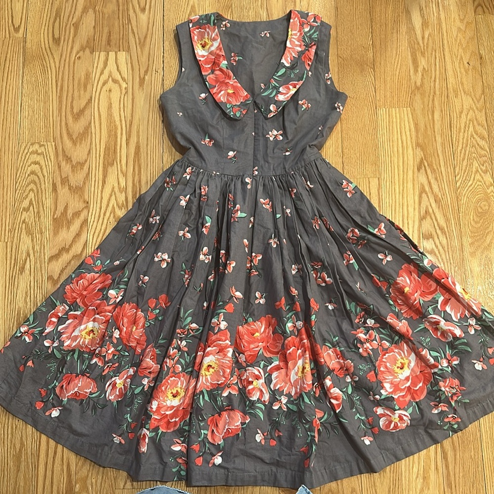 Vintage-Inspired Gray Midi Dress with Coral Floral Print